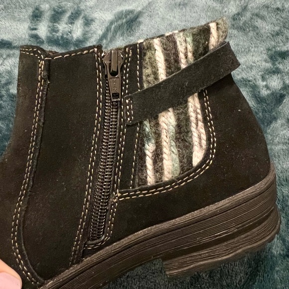 NWOT Earth Origins Black Suede Bootie - Picture 5 of 5